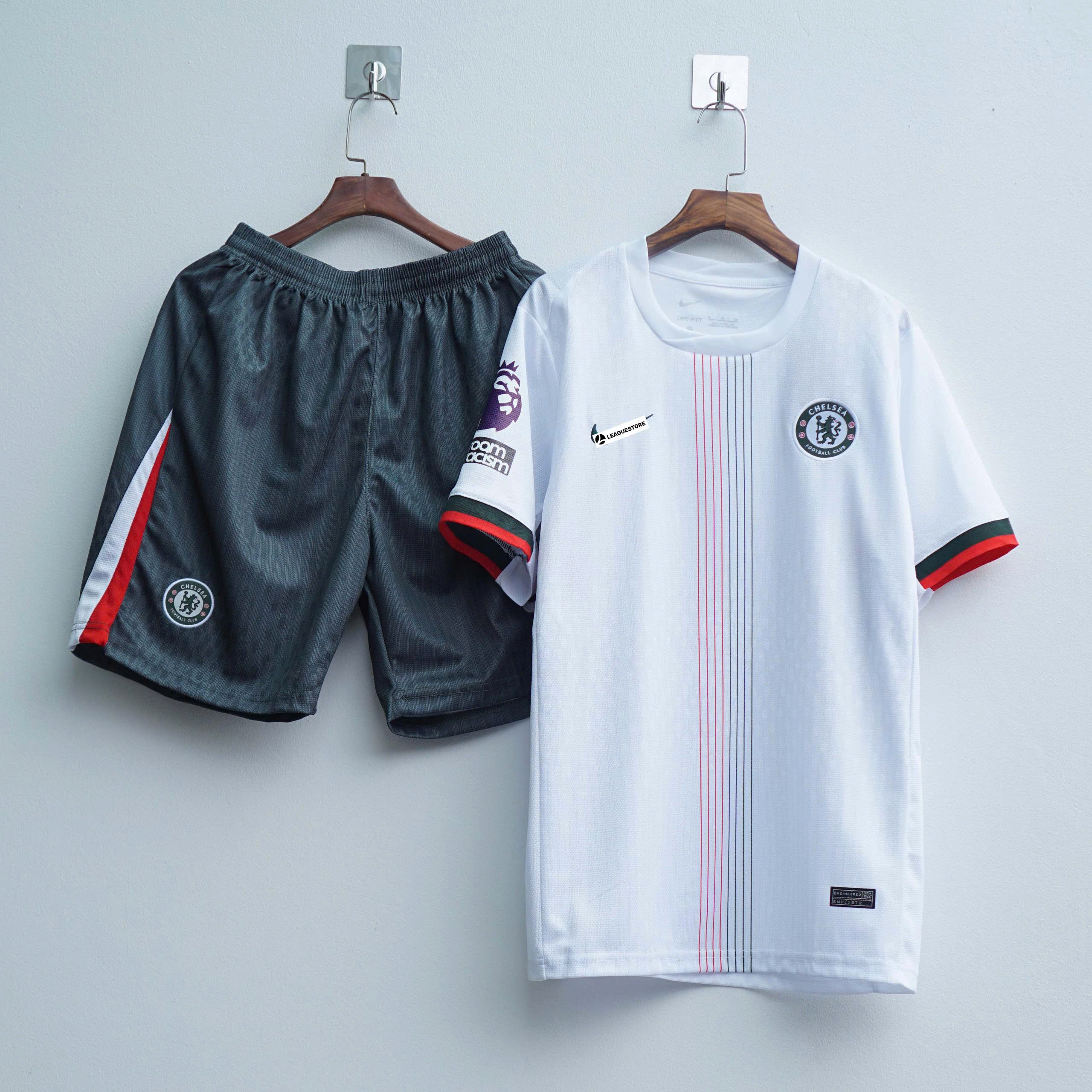 Áo Đấu Chelsea Sân Khách 2025/26 – Thiết Kế Sọc Tím Đỏ