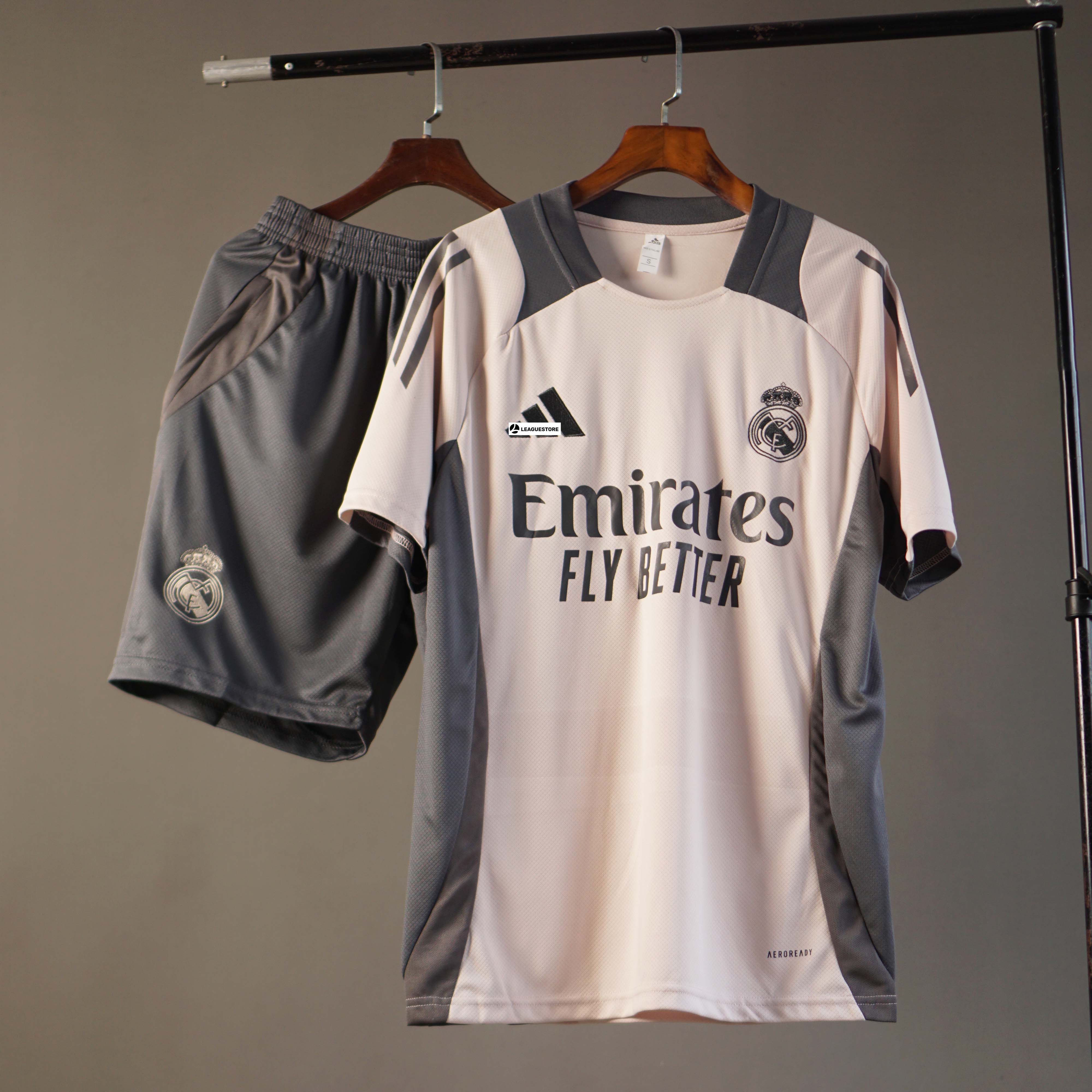 Bộ Quần Áo Real Madrid  Training 24/25 Có Túi Khóa - Be/Xám