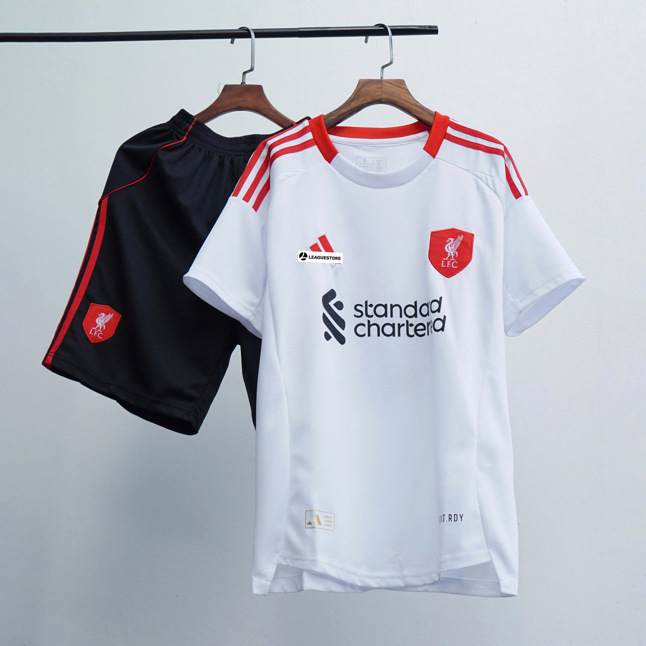 Áo Đấu Liverpool Trắng Sân Khách 2025/26 – Tối Giản Mà Đậm Chất