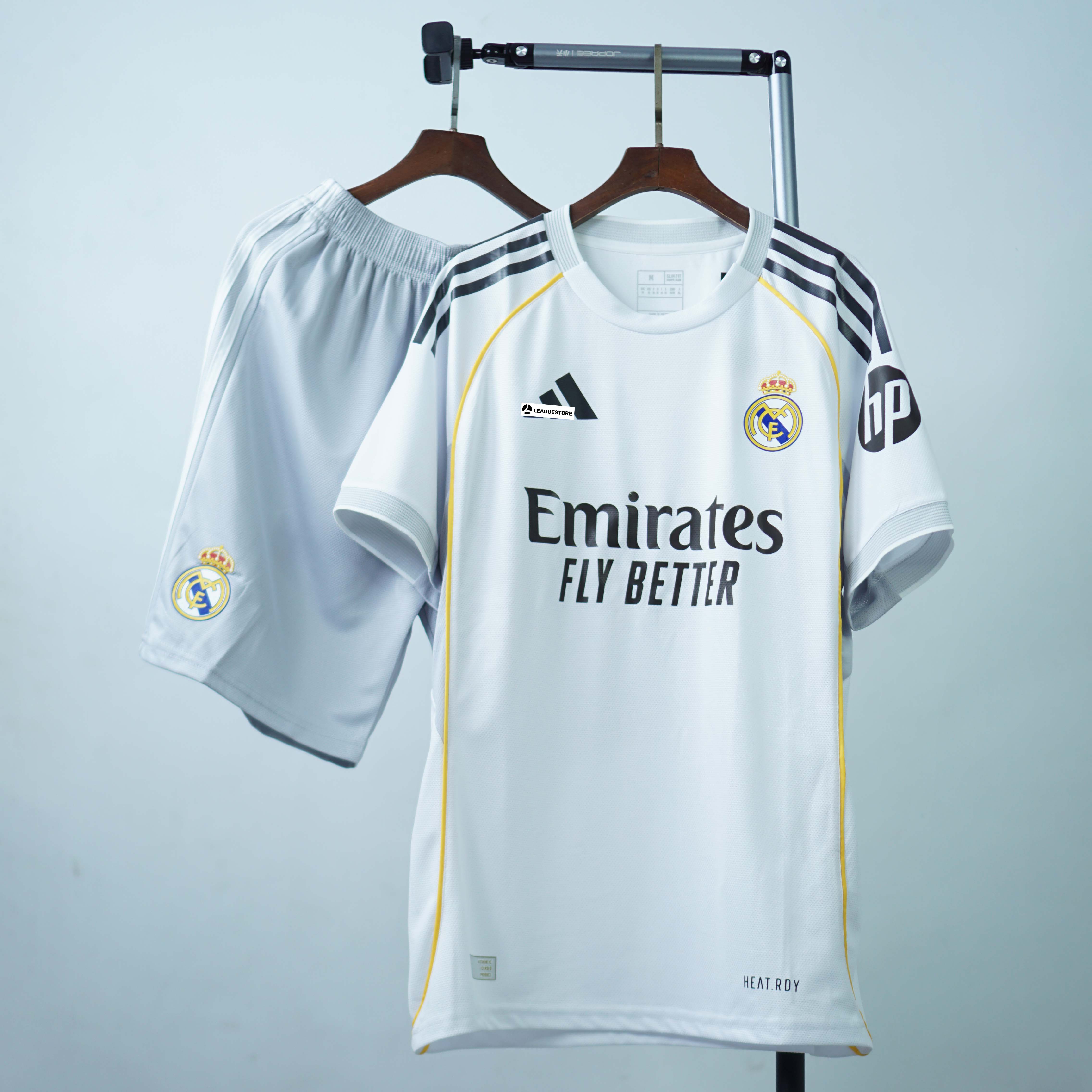 Bộ Quần Áo Đấu Real Madrid  25/26 - Logo Cao Su Non/ Thêu