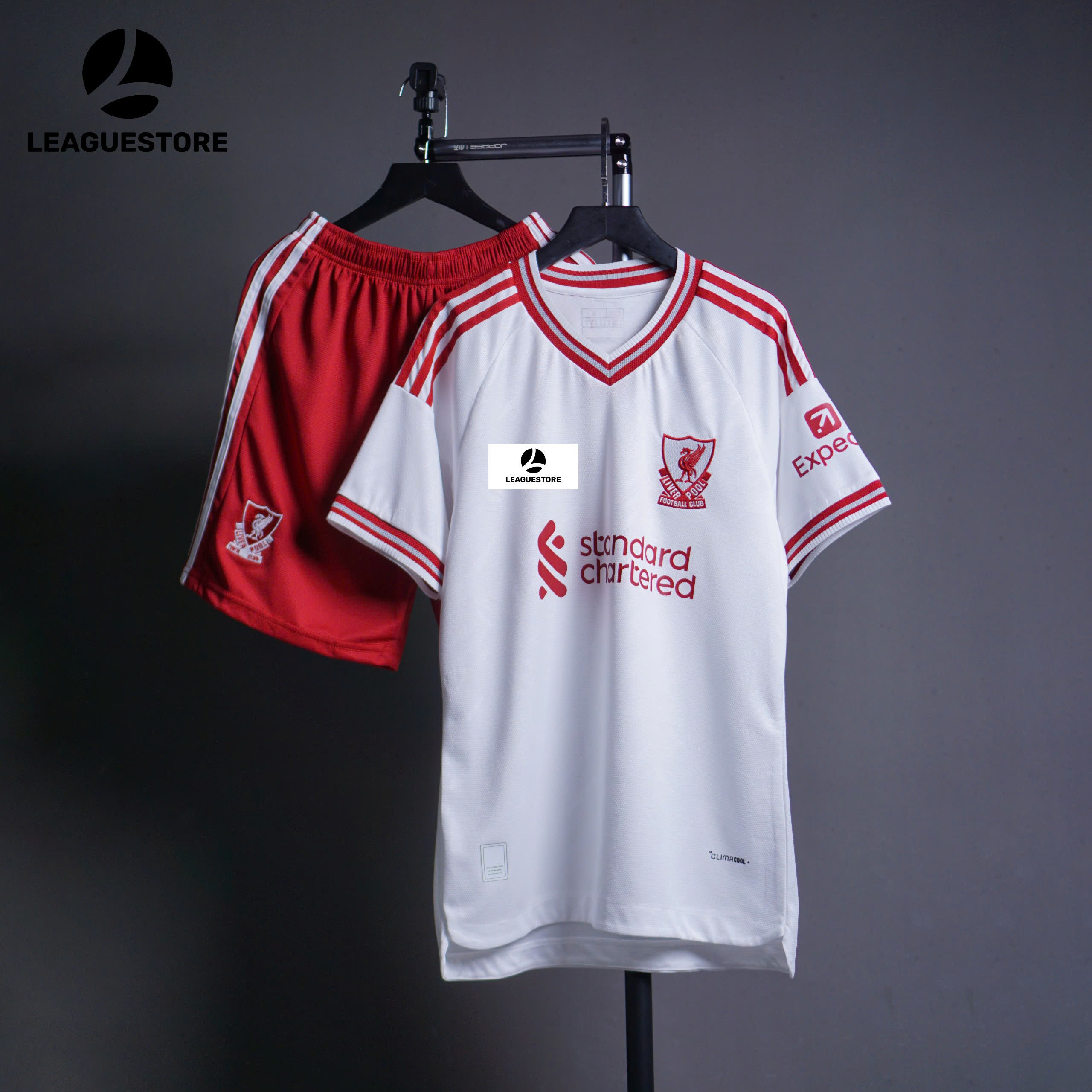 Bộ Quần Áo Liverpool Sân Khách 26/27 – Trắng Đỏ Nổi Bật ⚪🔴 Áo Trắng Phối Đỏ – Một Diện Mạo Khác Của The Reds
