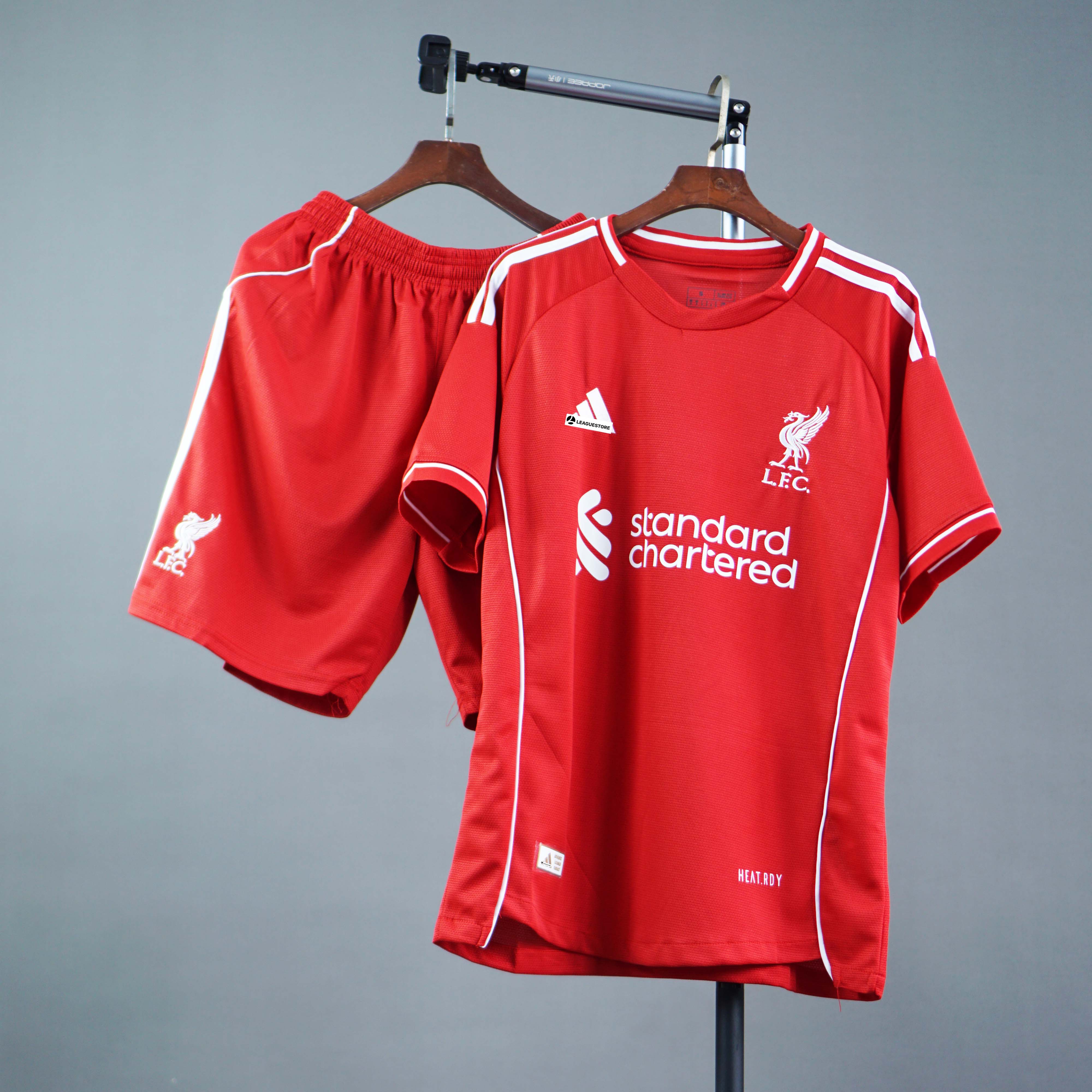 Bộ Áo Đấu Liverpool 25/26 FAN Version – Logo Thêu & Logo Cao su non