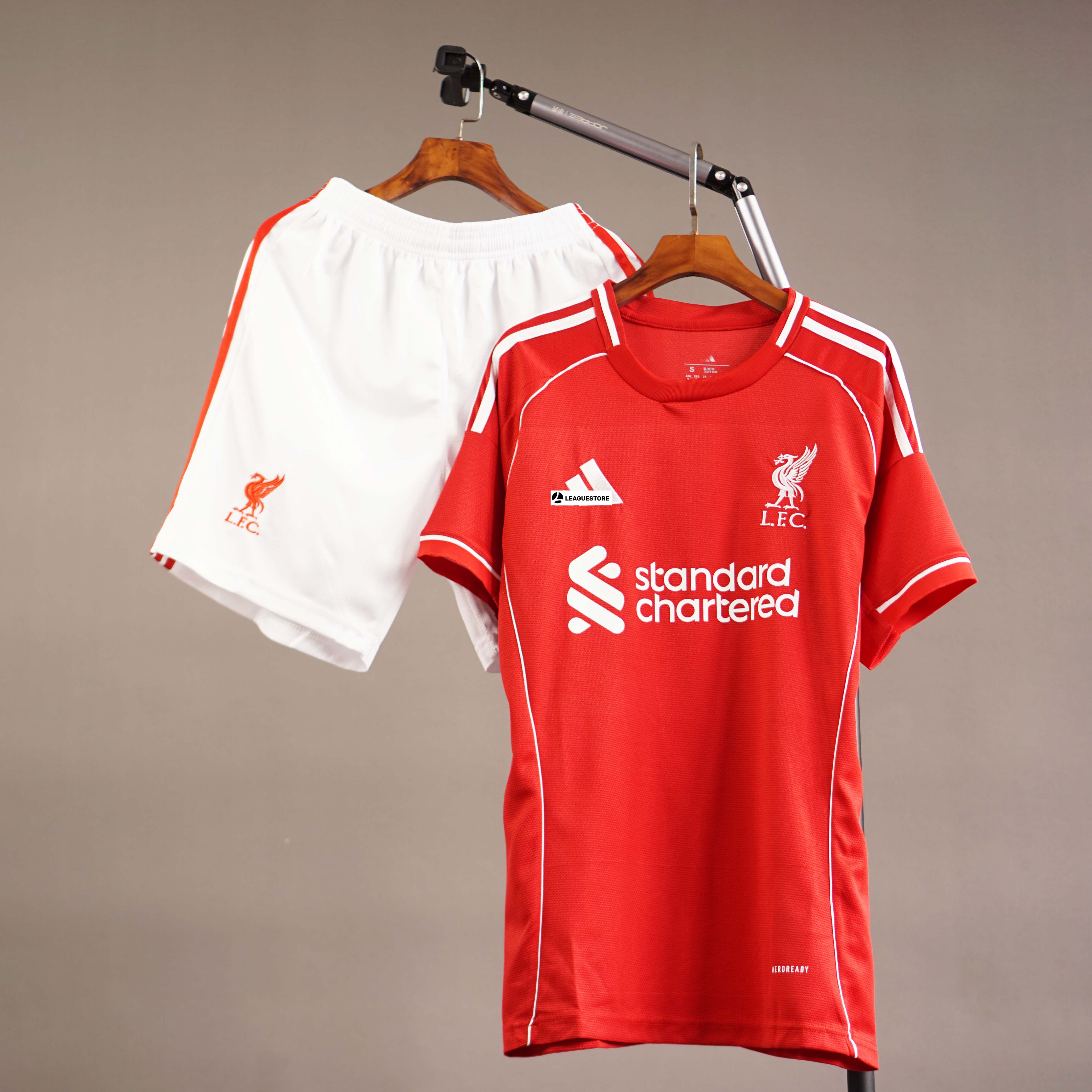 Bộ Áo Đấu Liverpool 25/26 FAN Version – Logo Thêu & Logo Cao su non
