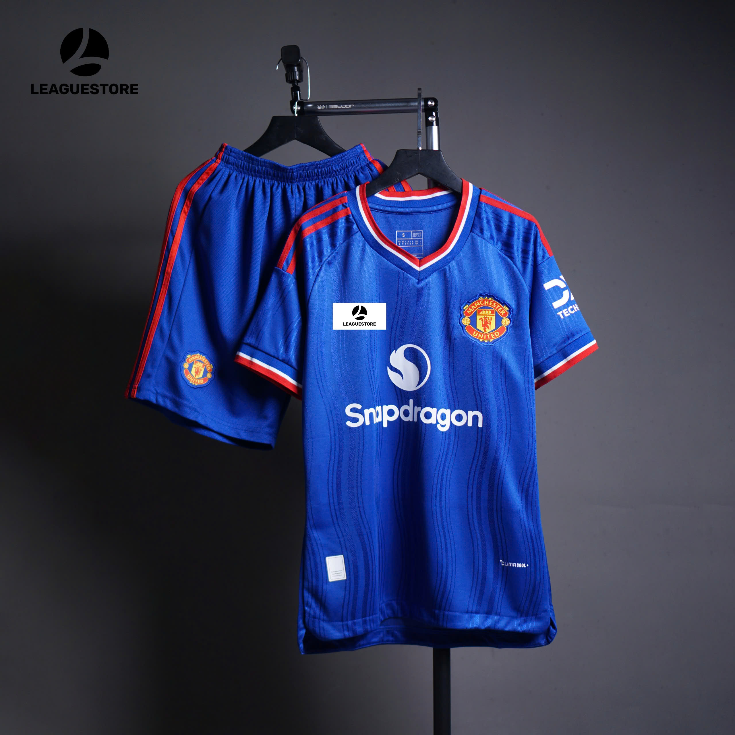 Bộ Quần Áo Manchester United Sân Khách Xanh Dương 2026/27 – Bản Fan 🔵🔴⚪