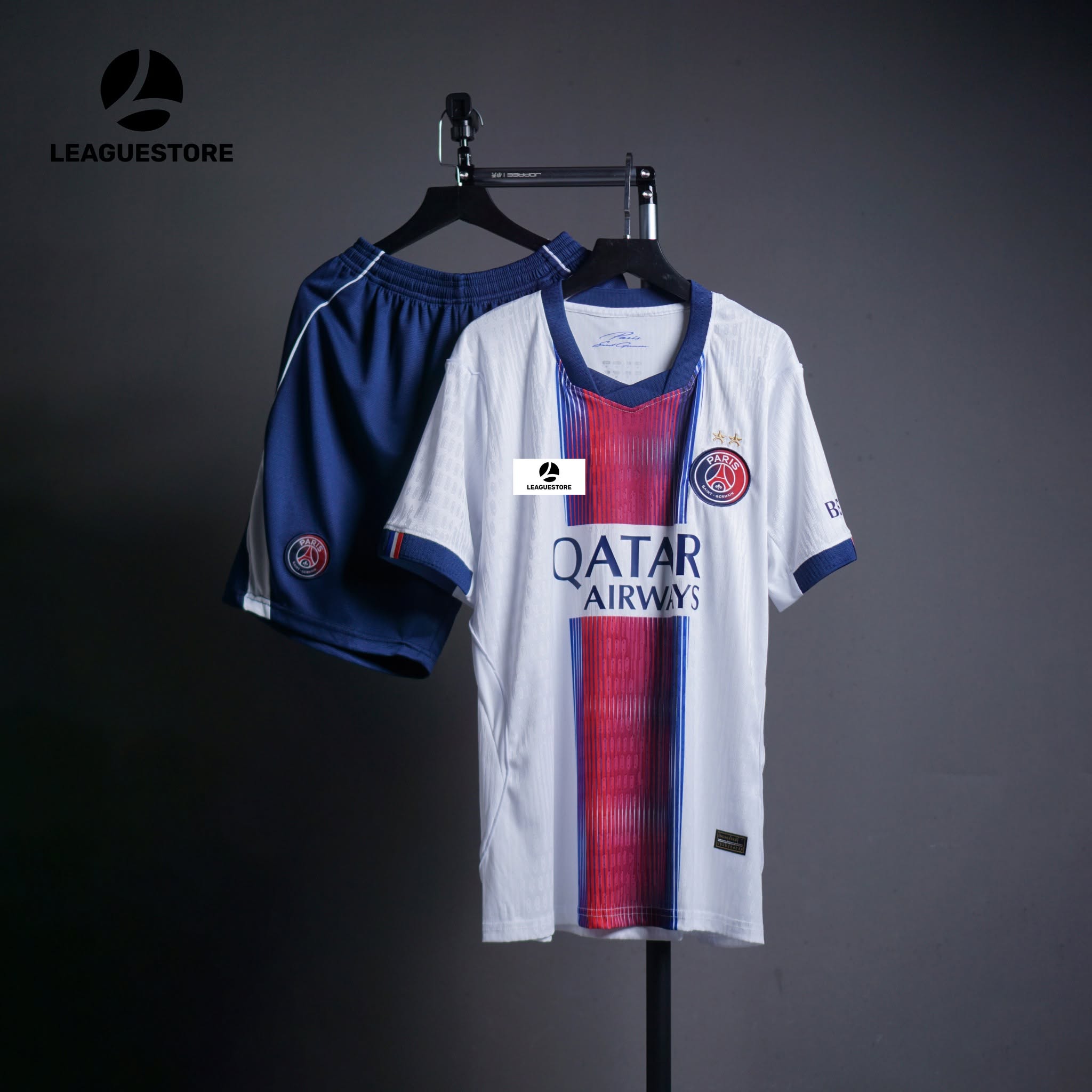 Bộ Quần Áo PSG Sân Khách 26/27 – Sắc Trắng Đậm Chất Paris ⚪🔵🔴