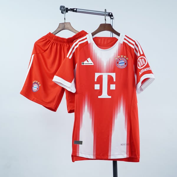 Áo Đấu Bayern Munich Sân Nhà 2025/26 – Thiết Kế Gradient Mới Lạ