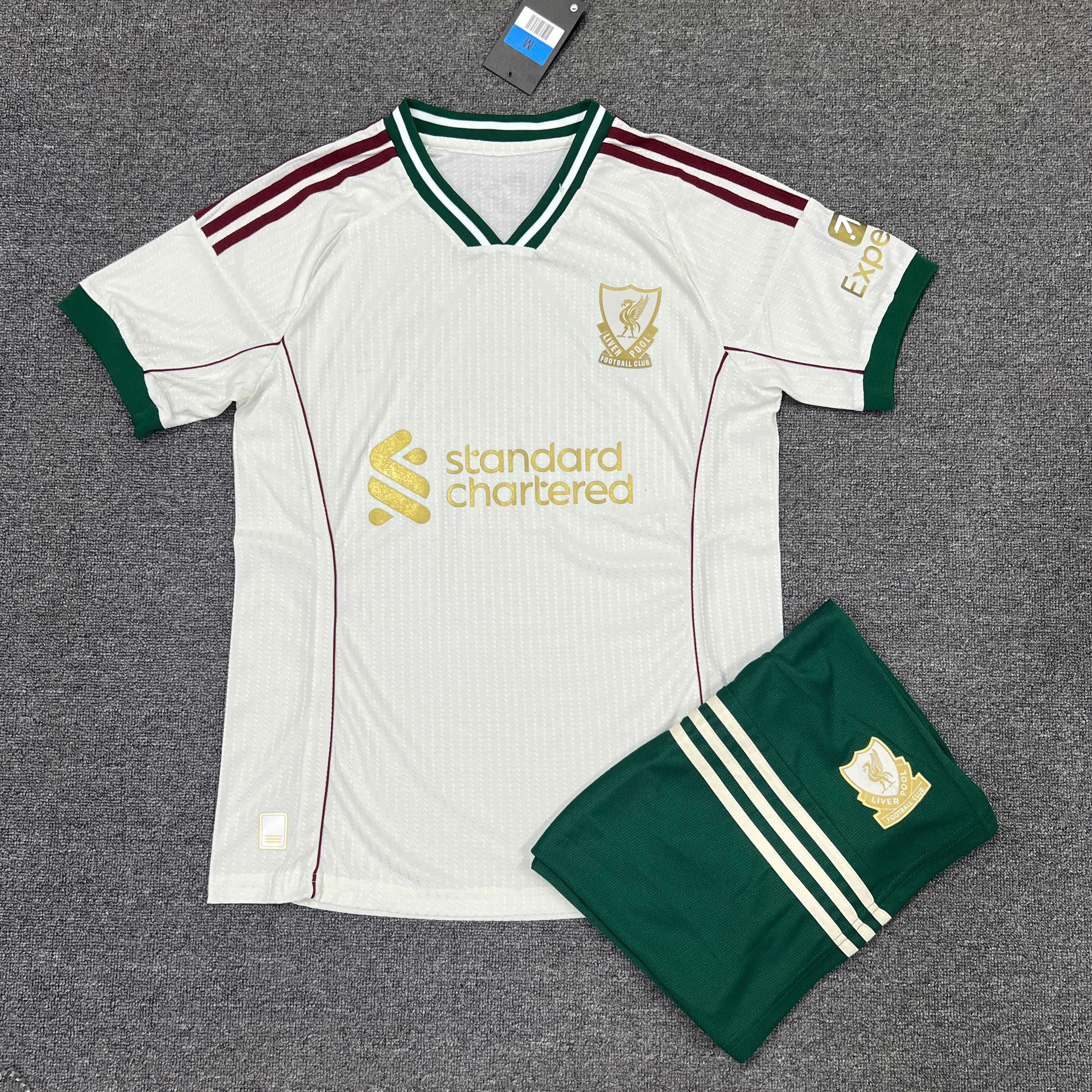 Bộ Quần Áo Liverpool Fanmade 26/27 – Trắng Kem Phối Xanh Lá Và Vàng ⚪🟢✨