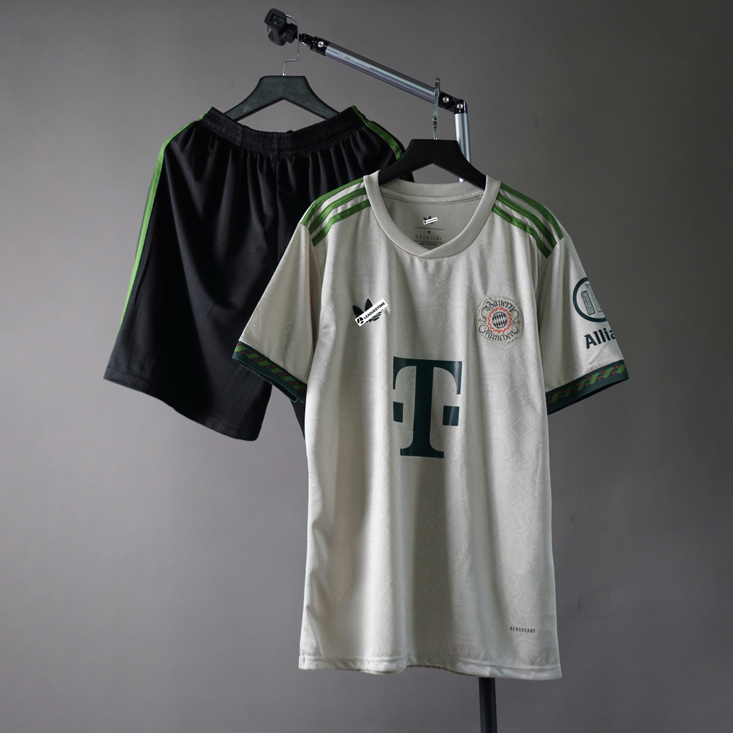 Bộ Quần Áo Đấu Bayern Munich Lễ Hội (4th) 25/26 – Bản Fan – Logo Thêu