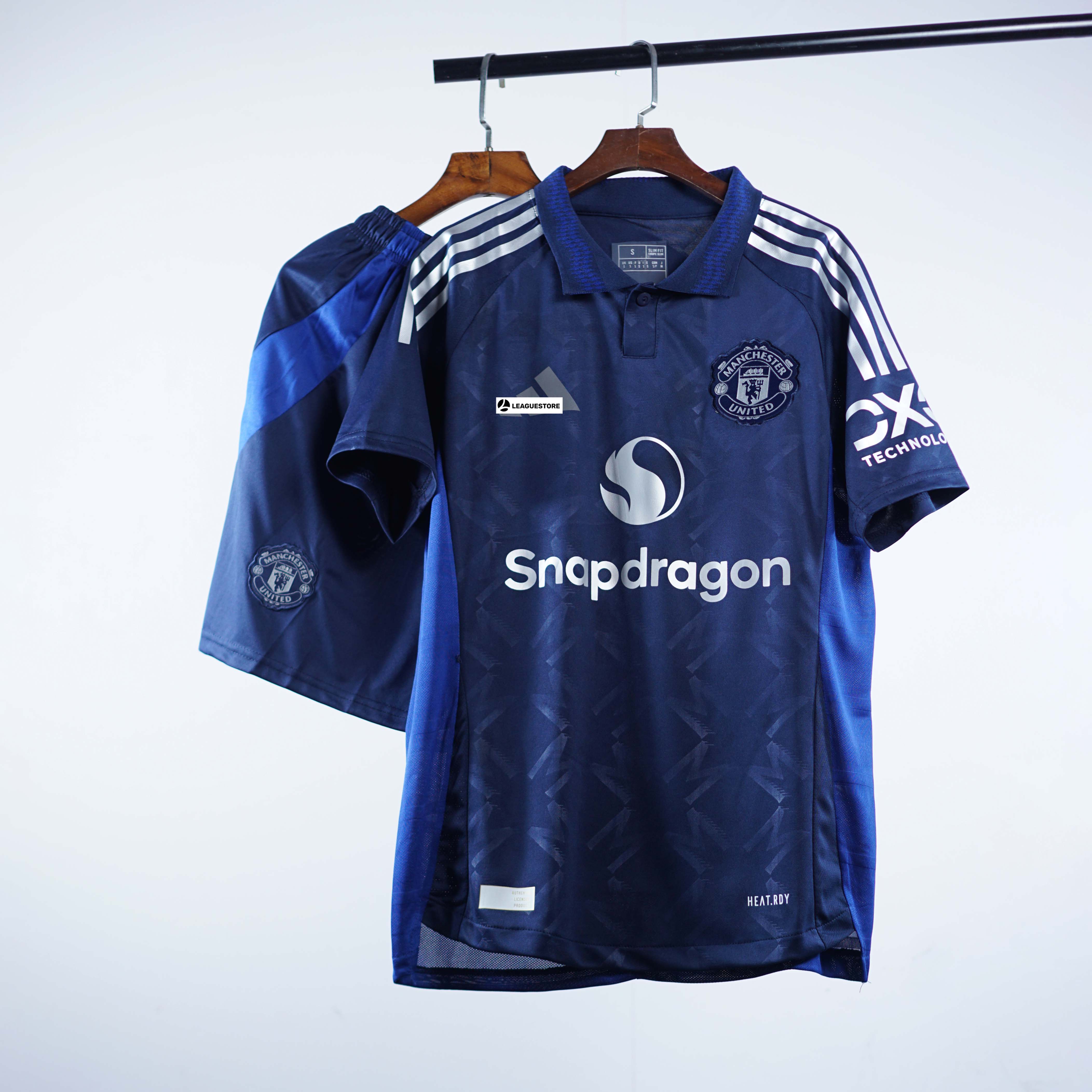 [SALE]Bộ Áo Đấu MU Sân Khách 2024/25 – Phong Cách Cổ Bẻ Lịch Lãm, Tông Xanh Mạnh Mẽ