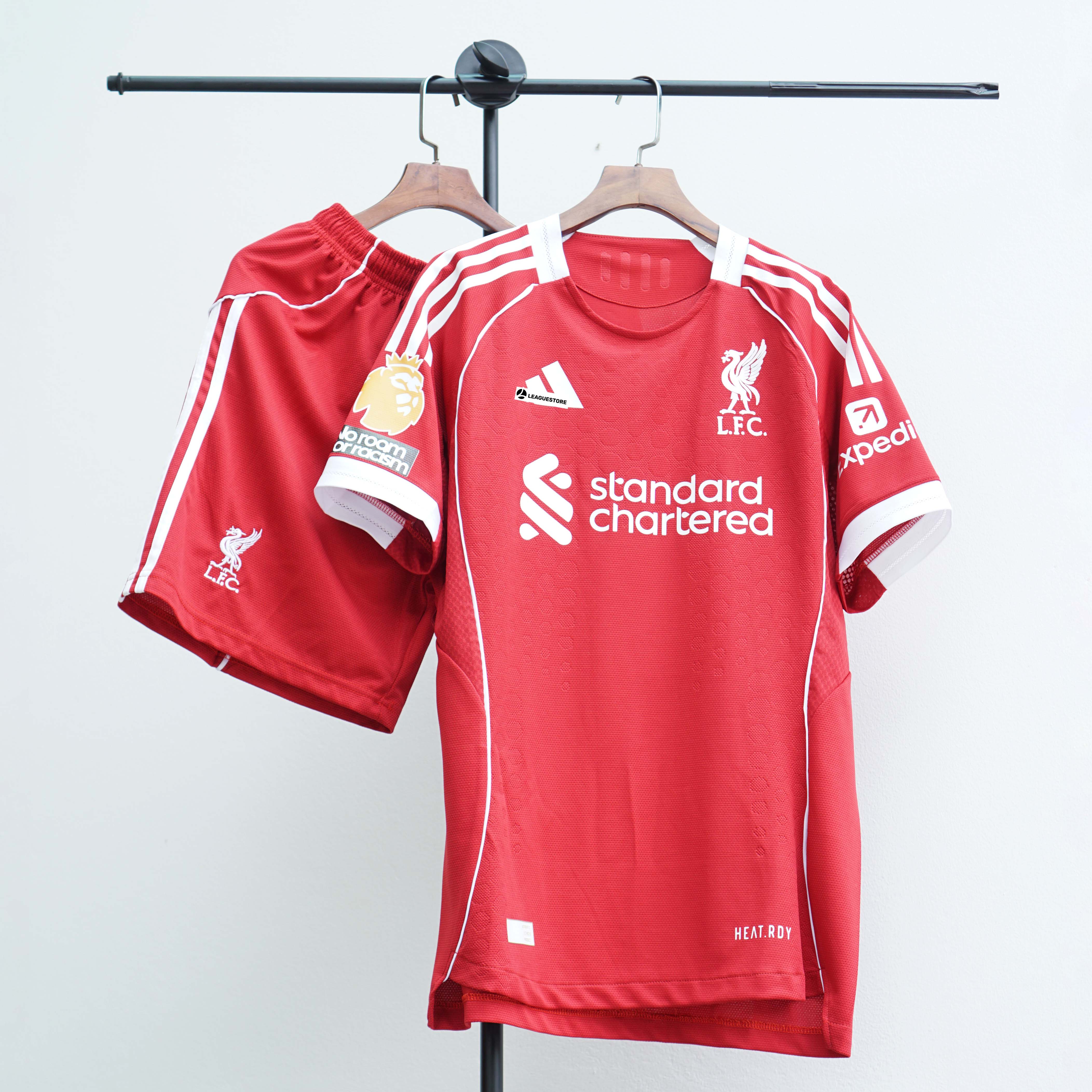Bộ Áo Đấu Liverpool 25/26 FAN Version – Logo Thêu & Logo Cao su non