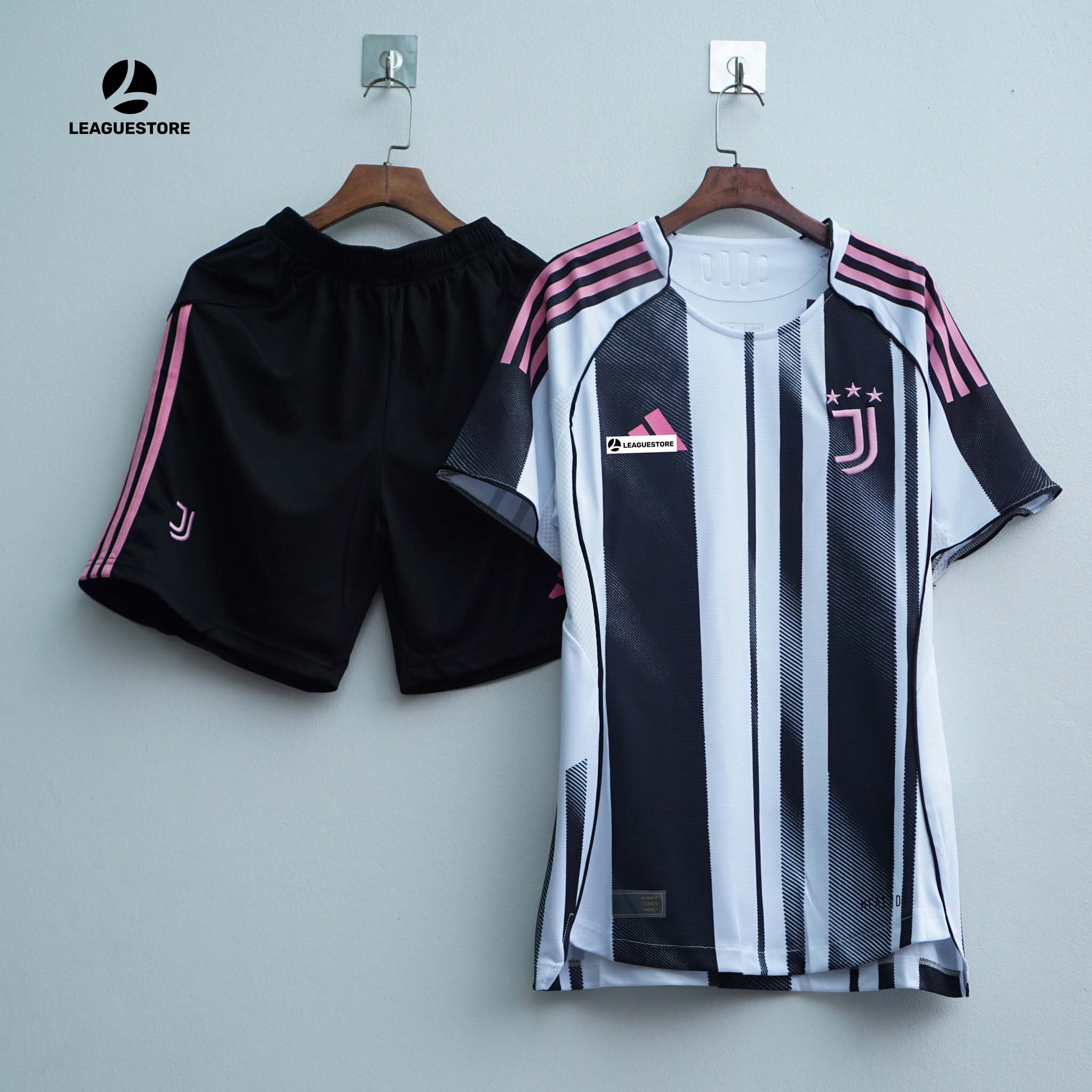 Bộ Áo Đấu Juventus 2025/26 – Sọc Đen Trắng Phối Hồng