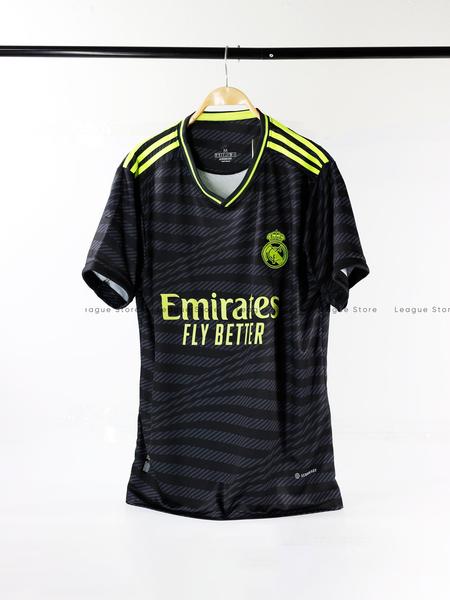 REAL SÂN KHÁCH MÀU ĐEN HỌA TIẾT XANH LÁ 22/23