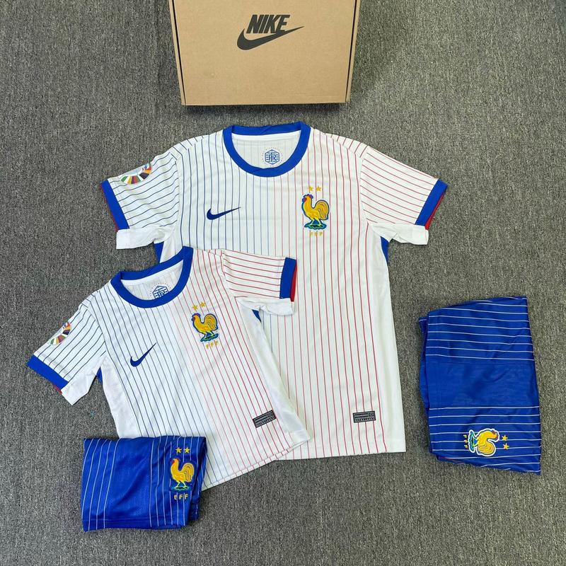 Bộ Áo Pháp Trẻ Em Sân Khách 2024/25 – Độc Đáo & Năng Động