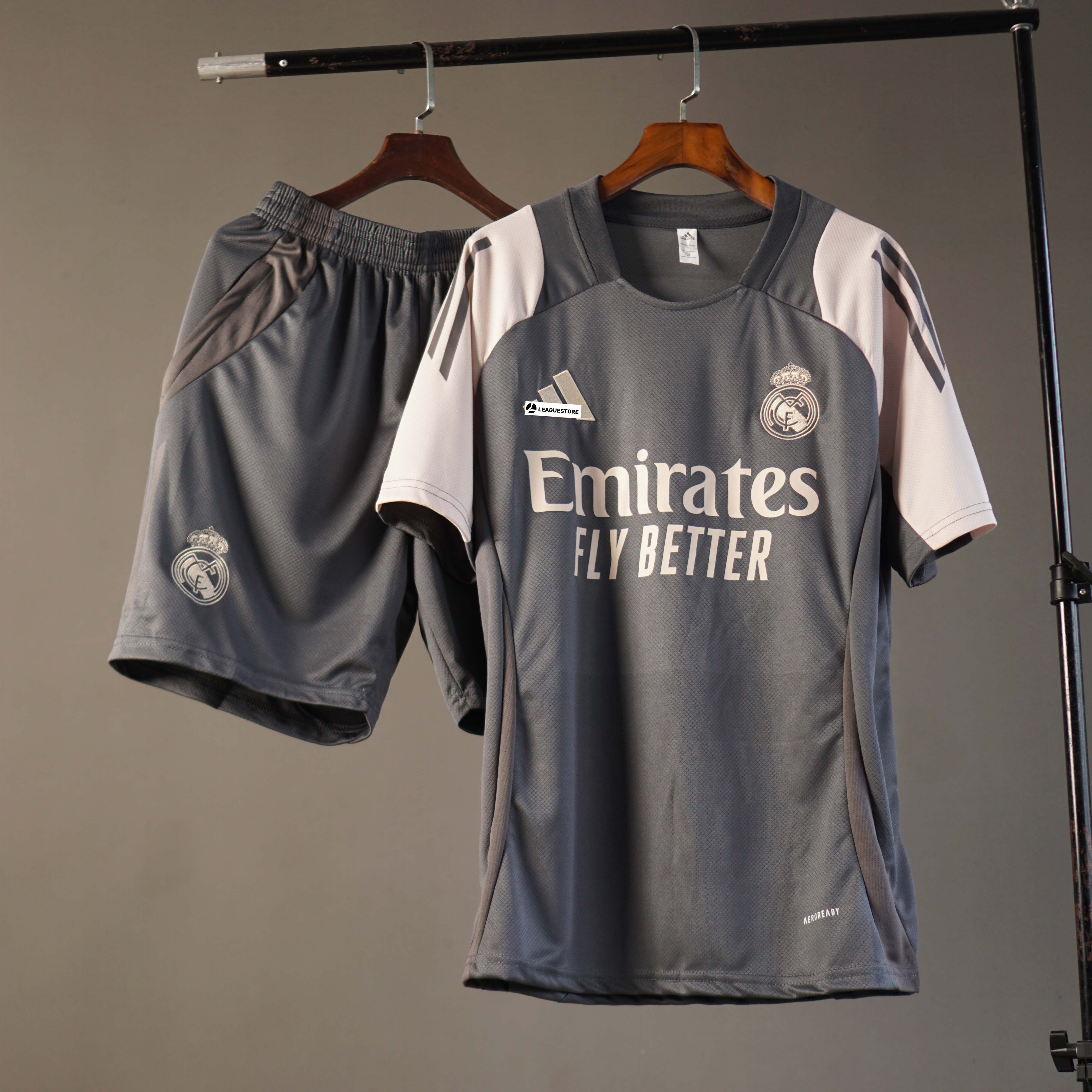 Bộ Quần Áo Real Madrid  Training 24/25 Có Túi Khóa - Be/Xám