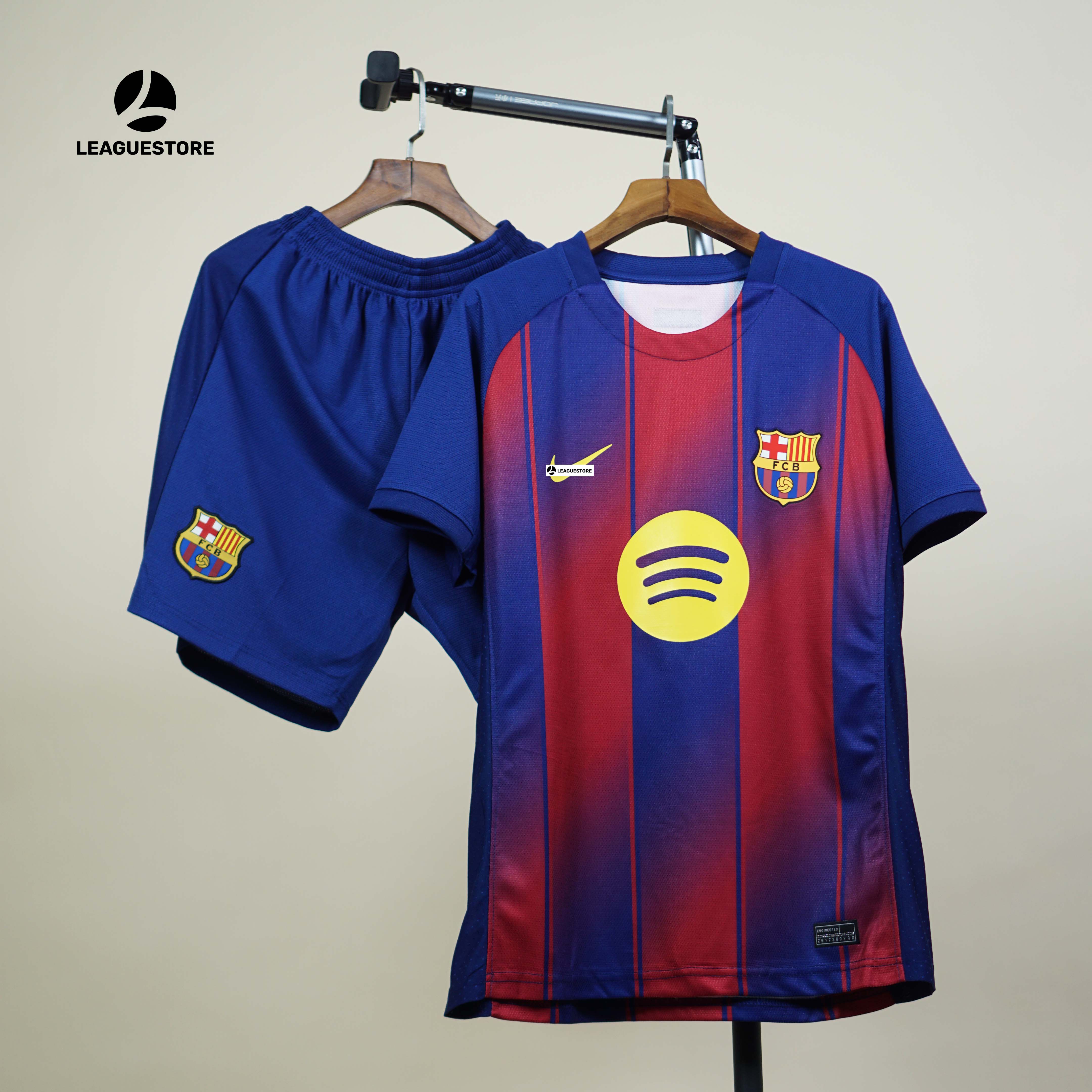 Bộ Áo Đấu Barcelona 25/26 Sân Nhà FAN Version - Logo thêu, màu xanh đỏ