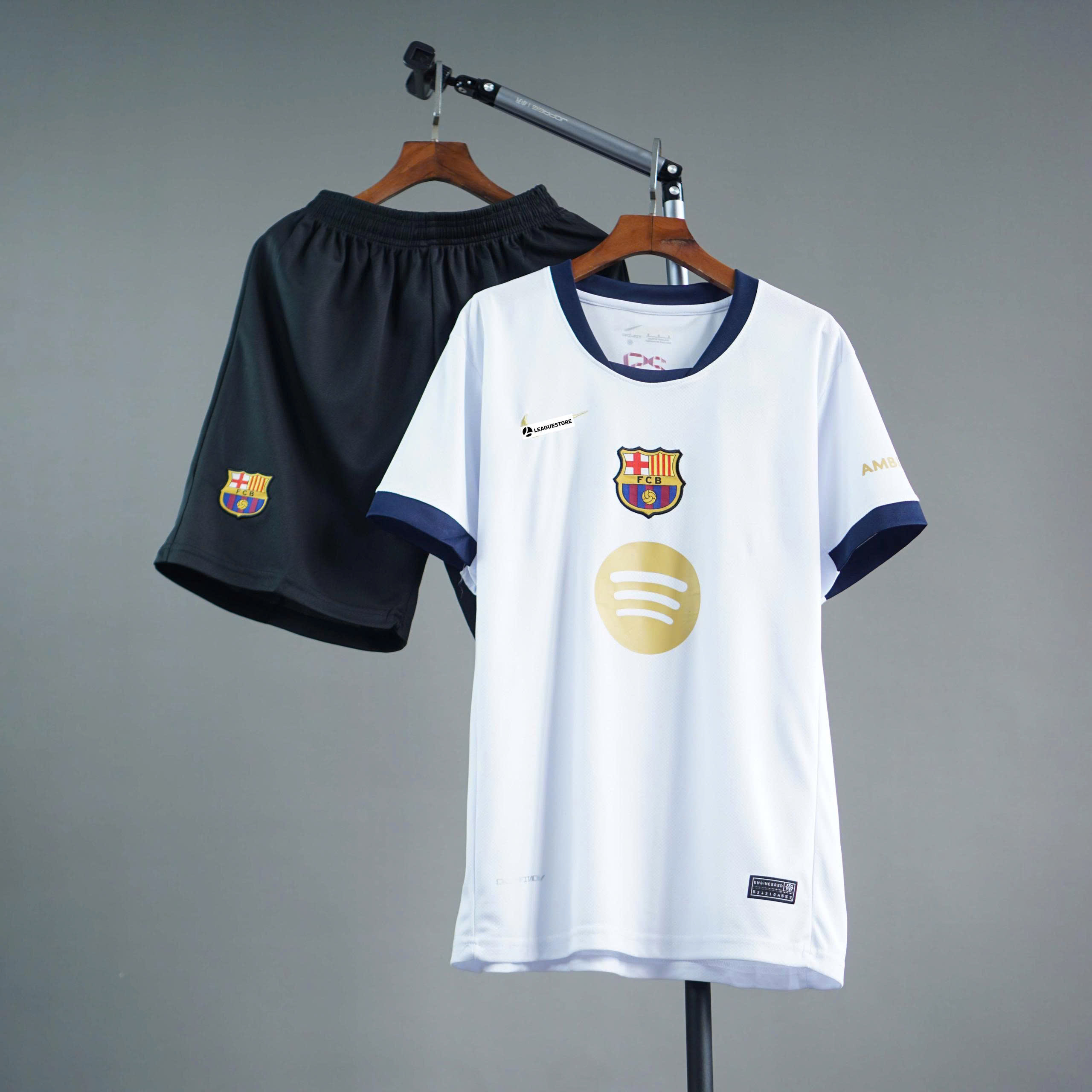 Áo Đấu Barcelona Trắng Fanmade 2025/26 – Tối Giản Mà Tinh Tế