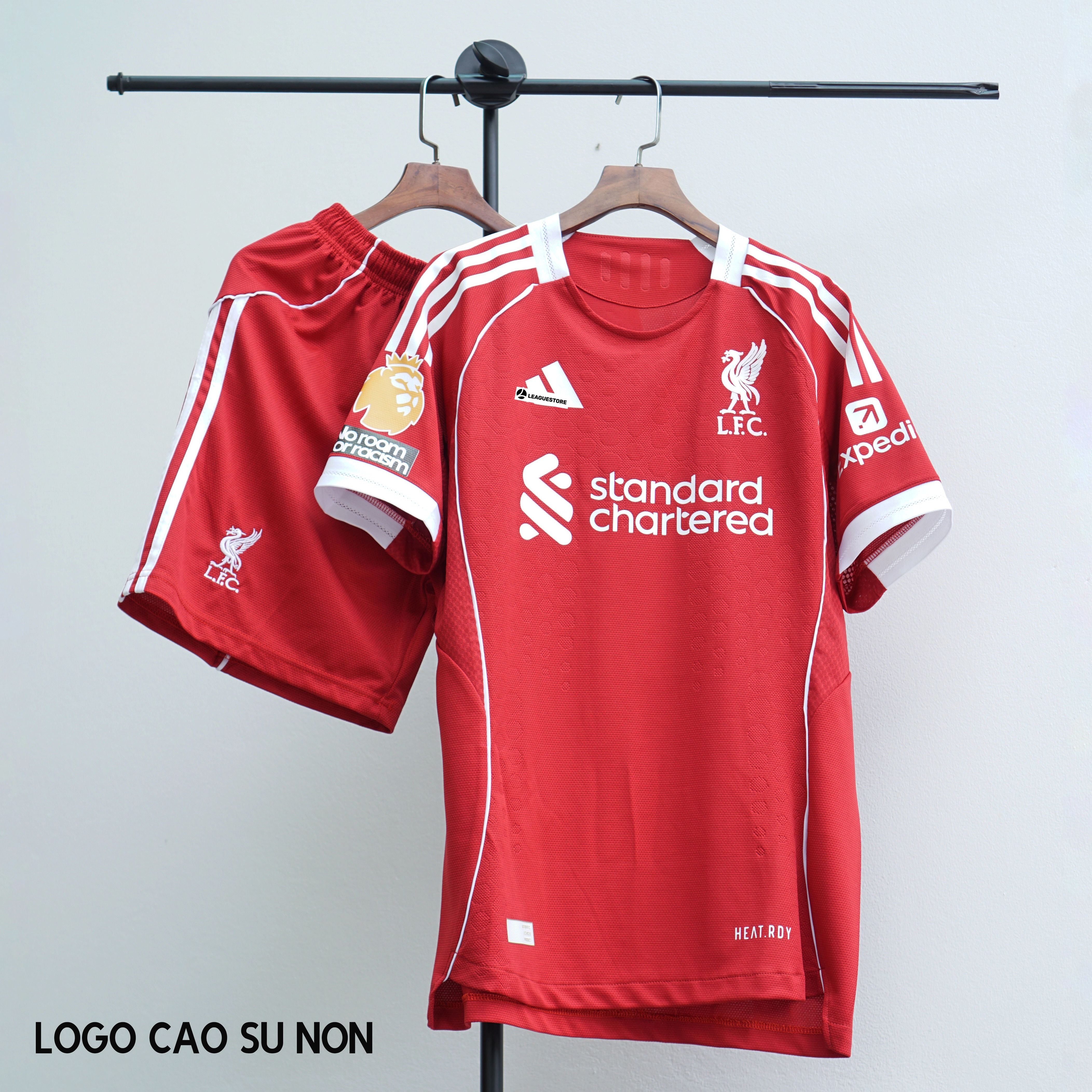 Bộ Áo Đấu Liverpool Leaked 25/26 FAN Version – Logo Thêu & Logo Cao su non