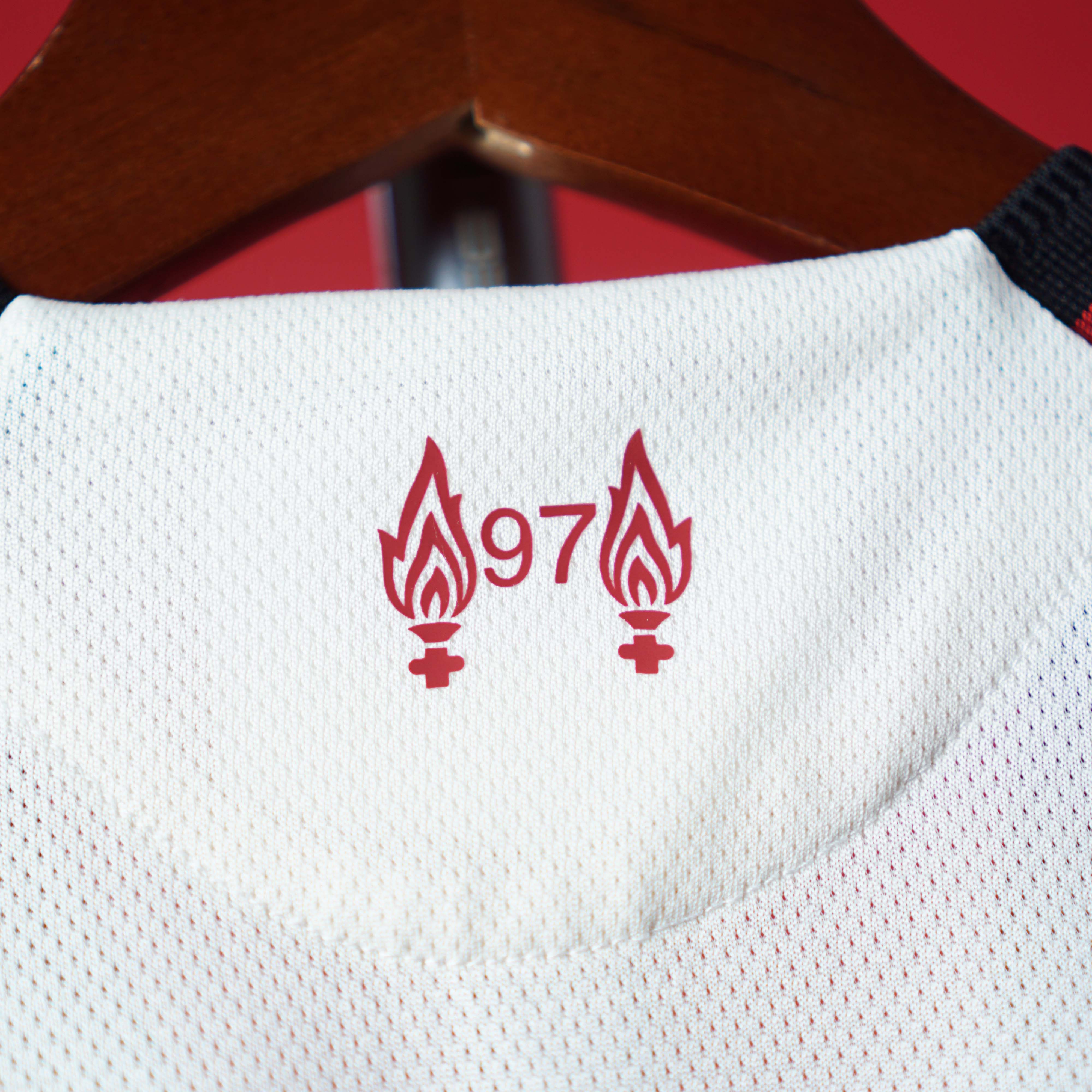 PLAYER Liverpool Sân Khách màu be ngắn tay 25/26 - Logo cao su non