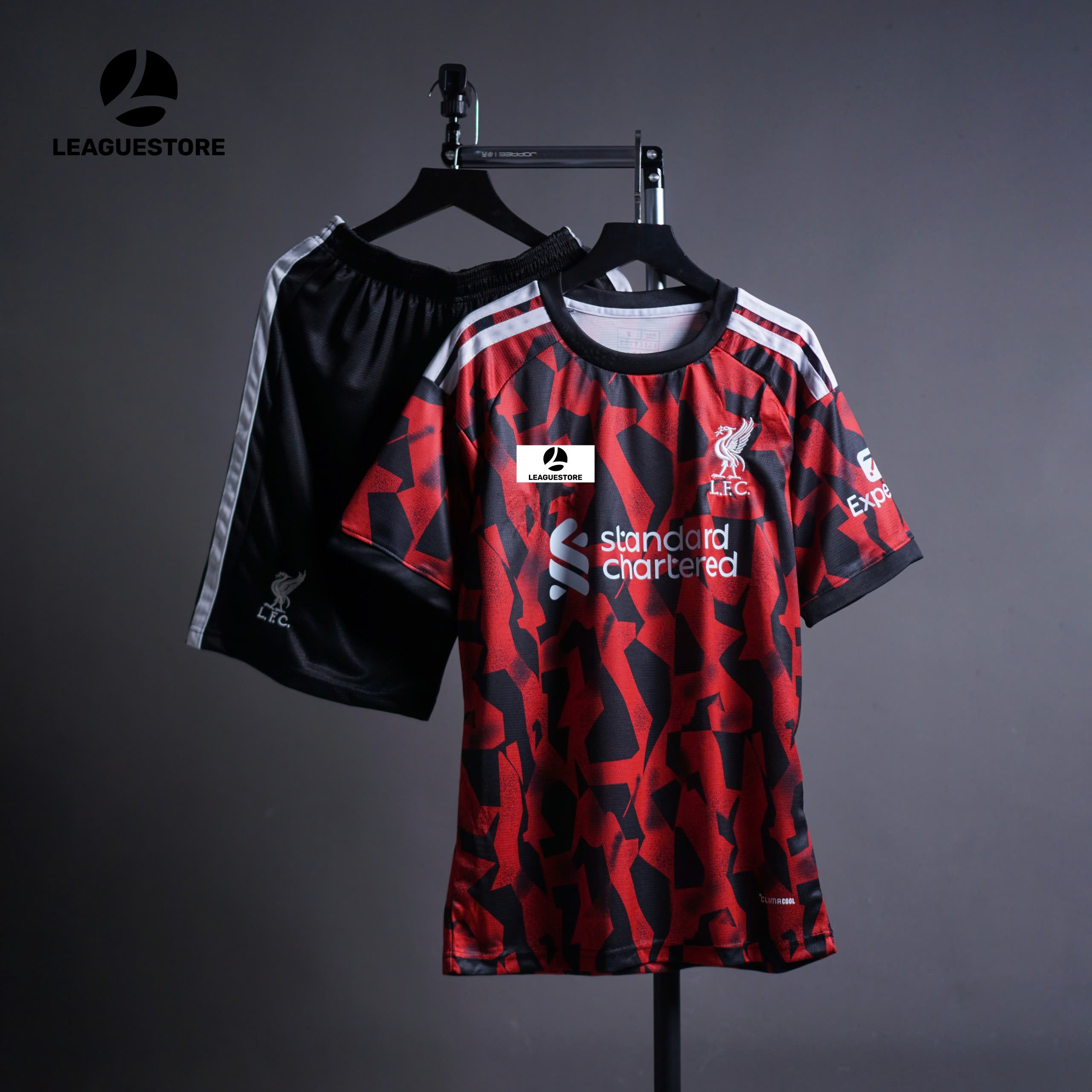 Bộ Quần Áo Liverpool Third 26/27 – Họa Tiết Đỏ Đen Cá Tính 🔴⚫