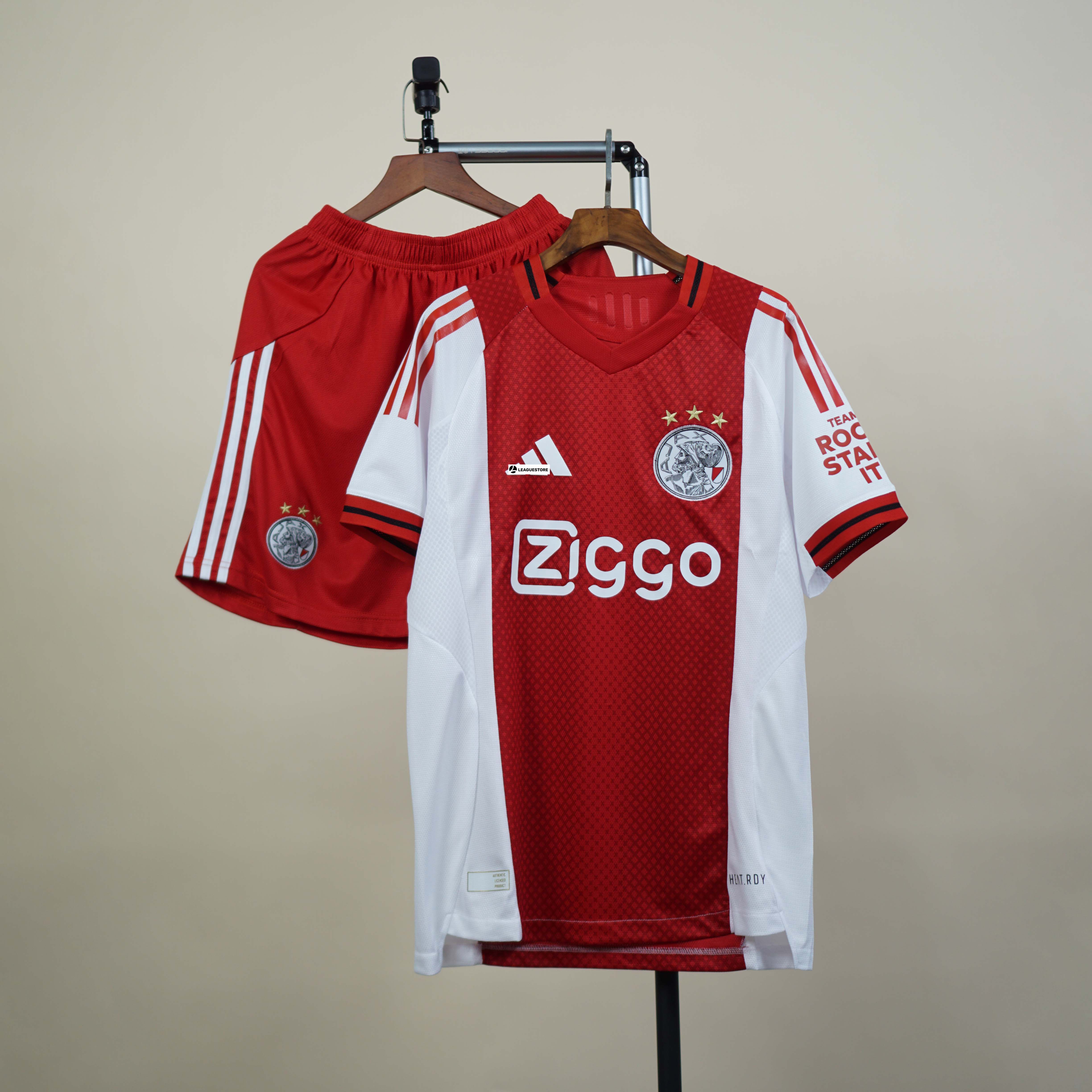 Bộ Quần Áo Bóng Đá Ajax Sân Nhà 2025/26 – Cổ V Truyền Thống – Logo Dệt Cao Cấp